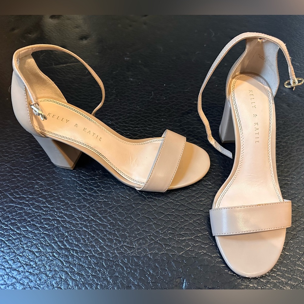 Kelly & Katie Hailee Sandal - Size 7